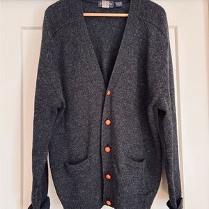 Made in Canada Serge Saint YvesDark grey men’s wool cardigan with wooden buttons